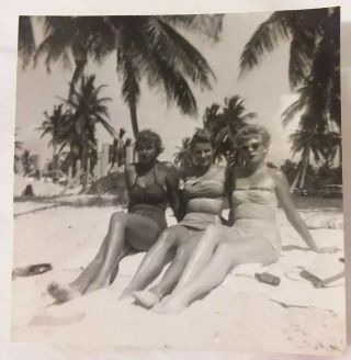 8 Vintage Photos Of Pretty Girls Women Getting Florida Tan Swimsuits Fashion