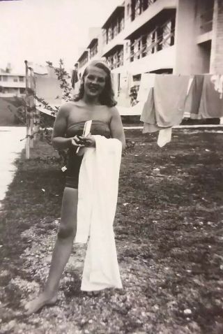 8 Vintage Photos of Pretty Girls Women Getting Florida Tan Swimsuits Fashion 2