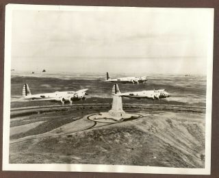 1937 Press Photo B - 17 Bombers Fly Over Wright Brothers Memorial Kitty Hawk,  Nc