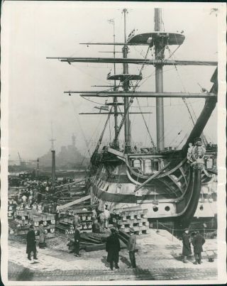 1925 Press Photo Ship London Vintage Dock Historic British Victory Workers 8x10