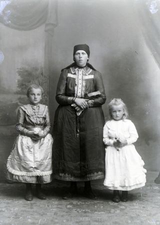 Vintage Glass Photo Negative Woman And Two Little Girls In Dress 1920’