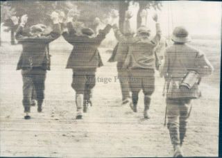 1939 Press Photo Military Ww2 German Soldier Polish Road Captives Prisoners 6x9
