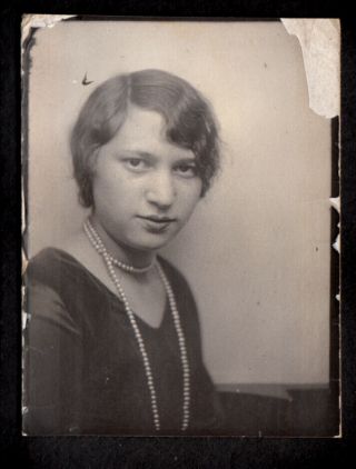 Gorgeous Sultry Eyes Pearl Necklace Flapper Woman 1920s Photobooth Photo