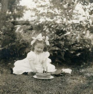 Zz566 Vtg Photo Little Girl Cutting Her Birthday Cake,  Two Candles C 1906