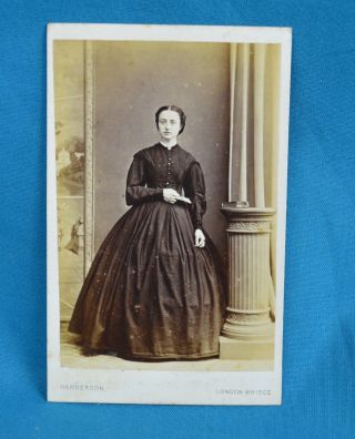 1860/70s Cdv Photo Carte De Visite Photo Young Lady Crinoline Henderson London