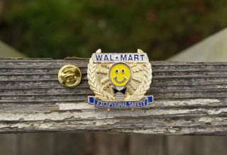 Wal - Mart Exceptional Safety Light Bulb Smiley Metal Enamel Employee Pin Pinback