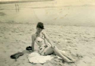 Ac490 Vtg Photo Pretty Swim Suit Woman Posing On Beach C 1940 
