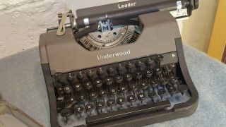 Vintage 1950 ' S UNDERWOOD Leader TYPEWRITER w BLACK KEYS & Hard CASE 4