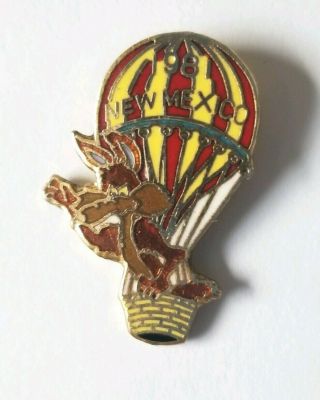 Vtg 1981 Mexico Hot Air Balloon Wile E Coyote Lapel Pin Souvenir Collectible