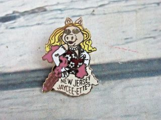 Jersey Jaycees Women 1981 Henson Miss Piggy Muppet Nj Enameled Lapel Pin