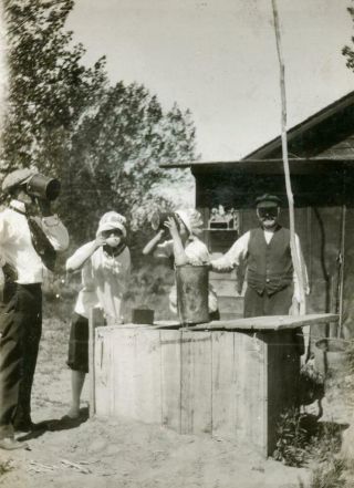 Yn27 Vtg Photo Group Drinking At Water Well,  Oaken Bucket,  Vermont C Early 1900