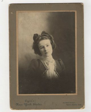 Vintage Photo Young Woman Studio Portrait Antique Cabinet Card Dst22
