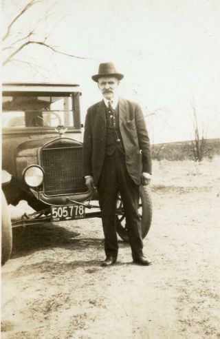 Kj474 Vtg Photo Man In Suit & Hat With His Car,  Ma License Plate C 1920 