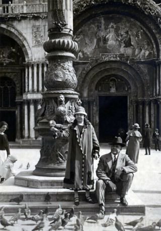 1920 Italy Venezia Venice Feeding Pigeon Birds St Mark Square Rppc