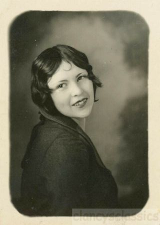 1928 Young Beauty Flapper Woman Curl In Middle Of Forehead