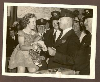 1930s Press Photo Child Actress Shirley Temple Holds Doll Talks With Inspectors