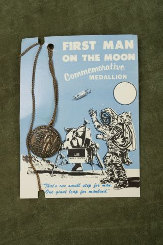 Vintage First Man On The Moon Commemorative Necklace (b4a - 3) Medallion