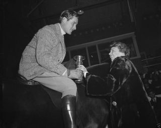 Eleanor Roosevelt Presents Horse Show Trophy To Errol Flynn 8x10 Photo