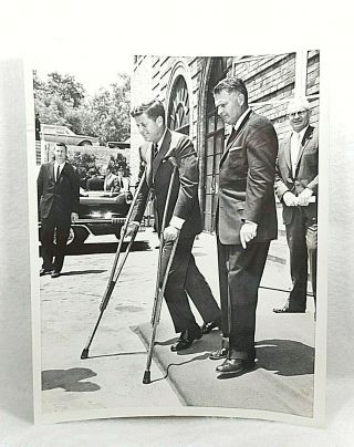 Official Wh Upi Photo Of Pres.  John F Kennedy Given To S S Agent,  1961 - Crutches