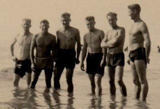 014 Vintage Photo Men Beefcake Swimsuit Bulge Shirtless Beach Gay Int?