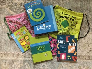Girl Scout Daisy Leader Start Up Book Set