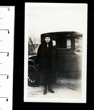 Pretty Young Woman Next To Old Car.  C1912 Snapshot Photo.  348u