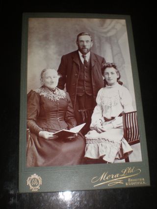 Old Cabinet Photograph Family Of 3 By Mora At Brighton 1900s Ref 509 (10)