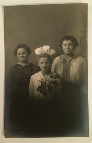 Vintage B&w Rppc Photo Of Mother And Her 2 Pretty Girls 3933