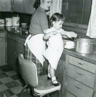 Vt538 Vtg Photo Little Girl Helping Mom In Kitchen,  Stock Pot C 1958