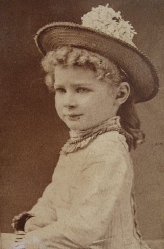 Antique Cdv Photo Portrait Of A Pretty Little Girl Wearing A Lovely Dress & Hat