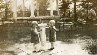 B577 - 6 Vtg Photo Adorable Water Fountain In The Park Babies 1930 