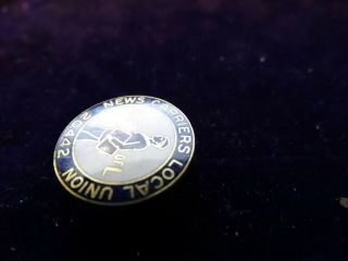 Vintage Enameled A.  F.  Of L.  News Carriers Union Lapel Screwback Pin Bastian Bros