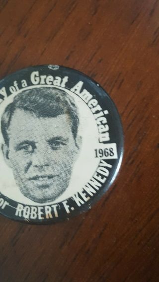 1968 ROBERT KENNEDY MEMORY OF A GREAT AMERICAN Pinback Button RFK Bobby 1 5/8 