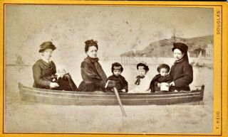 Women With Children In Studio Boat - Cdv By Keig,  Isle Of Man