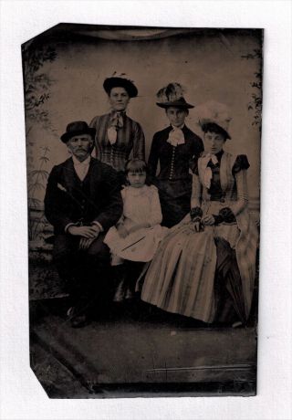 OLD VINTAGE ANTIQUE TINTYPE PHOTO THREE FINELY DRESSED LADIES MAN & LITTLE GIRL 2