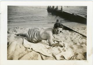Vintage B/w Photo Of A Pretty Girl In Swimsuit With Cool Sunglasses