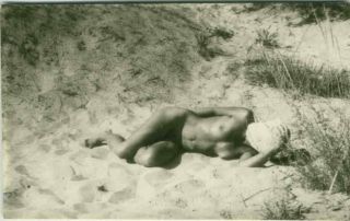 1960s Vintage Risque Amateur Photo - Nude / Naked Woman On The Beach (299)