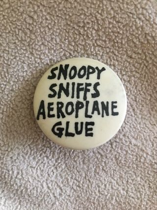 Rare 1960s Snoopy Sniffs Aeroplane Airplane Glue Pinback Button Pin