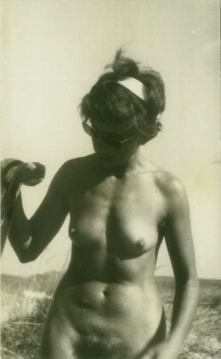 1960s Vintage Risque Amateur Photo - Nude / Naked Woman On The Beach (296)