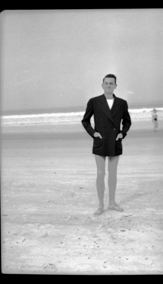 1940 Gay Interest Man Suit Beach Sand Fit Fun Young Amateur Photo Negative B5