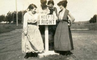 Zz120 Vtg Photo Women Around Road Sign " Keep To The Right " C Early 1900 