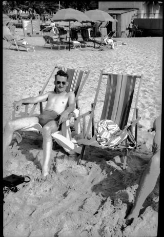 1940 Gay Interest Man In Beach Chair Fit Fun Young Amateur Photo Negative B5