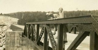 Aa07 Vtg Photo Three Young Women On A Bridge C Early 1900 