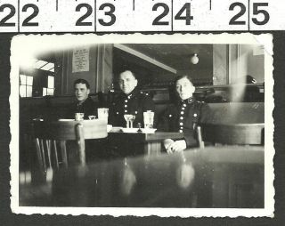 Vintage Old B&w Photo Of 3 German Ww2 Soldiers Having Lunch In Pub / Bar 2962