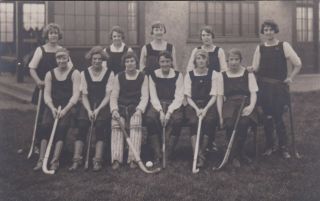 Old Photo Reckitt Girls School Uniform Pinafore Hockey Sticks Team F2
