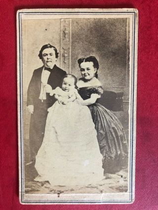 Cdv Family Photo Of Appears Midget Couple With Baby Vintage Photograph 4 " X2.  5 "