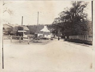 1910 Approx Gb B/w Photo / Surrey / Gomshall/ Compasses Pub / Signpost