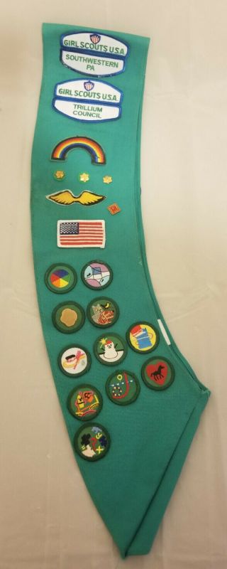 Vintage Girl Scout Sash With Patches And Pins Curved Bar Sw Pa Trillium Council