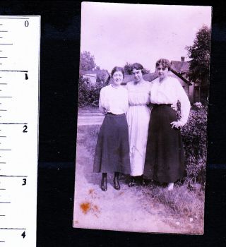 3 Pretty Women.  Circa 1912 Snapshot Photo.  348w