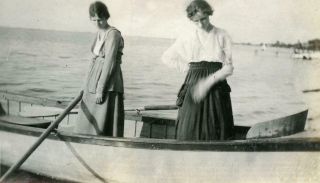 Zz183 Vtg Photo Two Women In Wooden Rowboat On Shore C Early 1900 